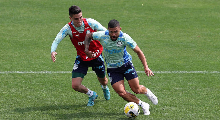 Atuesta e Bruno Tabata disputam a bola em reapresentação do Palmeiras visando o Juventude