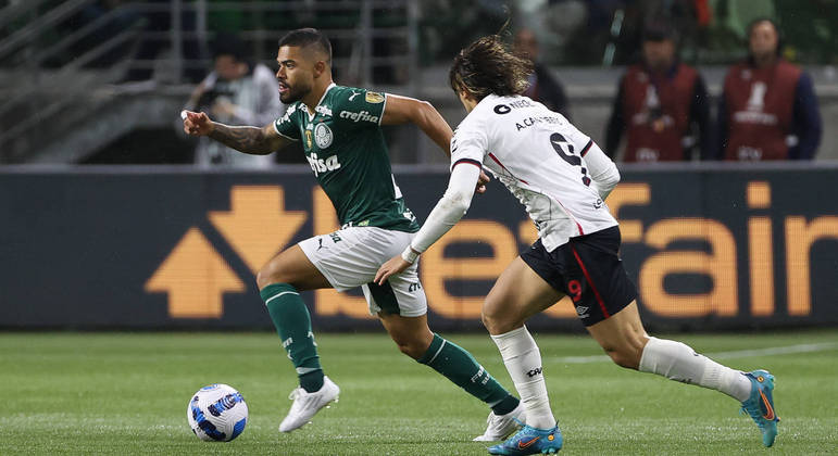 Bruno Tabata domina a bola durante o confronto entre Palmeiras e Athletico-PR no Allianz