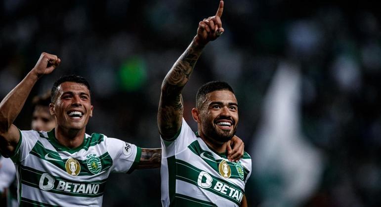 Bruno Tabata (à direita) comemora o gol anotado na vitória do Sporting contra o Santa Clara