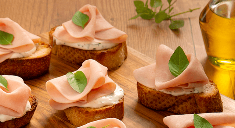 Bruschetta com creme de ricota e ervas feita com ingredientes da linha Aurora Bem Leve