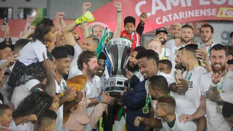 Brusque: 66,6% de aproveitamento no ano / O Brusque mostrou já no estadual o quanto está preparado pra Série B. A equipe foi campeã do Campeonato Catarinense e teve grandes números na competição. Os atacantes Alex Sandro, artilheiro do campeonato, e Fernandinho são as esperanças do clube para uma grande campanha na segunda divisão. Brusque: 66,6% de aproveitamento no ano / O Brusque mostrou já no estadual o quanto está preparado pra Série B. A equipe foi campeã do Campeonato Catarinense e teve grandes números na competição. Os atacantes Alex Sandro, artilheiro do campeonato, e Fernandinho são as esperanças do clube para uma grande campanha na segunda divisão.