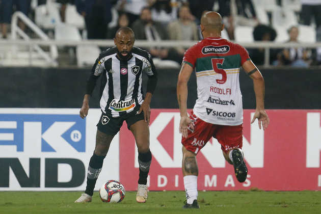 BRUSQUE - SOBE - A equipe conseguiu dar perigo ao Botafogo em duas oportunidades com boas jogadas de contra-ataque. DESCE - A defesa da equipe foi muito desorganizada e deu muito espaço para o adversário jogar.