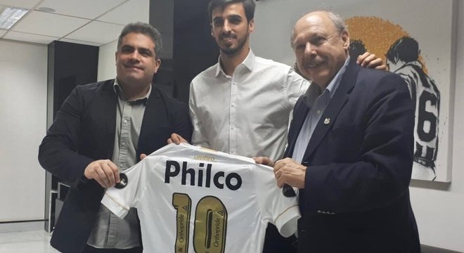 Sim, Bryan Ruiz foi apresentado com a camisa 10. Que foi usada por Pelé...