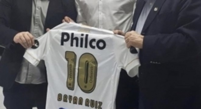 Bryan posa com a camisa 10 com nome