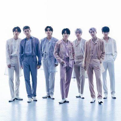 BTS - Fake LoveNeste caso, a banda se antecipou a possíveis polêmicas. Por misturar as línguas coreana e inglesa nas canções, o grupo de k-pop teve de modificar versos da canção para fazer a promoção da faixa nos Estados Unidos. As palavras 