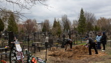 Ucrânia exuma corpos na região de Kiev para provar 'atrocidades' da guerra
