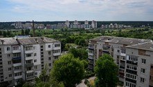 Cidade ucraniana vai de cemitério a céu aberto à reconstrução