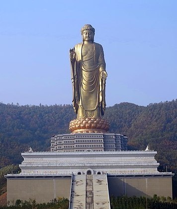 Buda do Templo da Primavera (China) - 153m - Fica na província de Henan. Sua construção começou em 1997. Inaugurada em 2008.  Sua base, em forma de flor de lótus, tem 1.100 placas de cobre. 