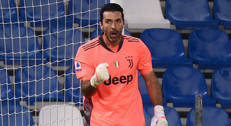 Buffon - Do Parma para a Juventus (2001) - Valor: €52,88 milhões - Recorde pago em uma transferência de um goleiro por muito tempo, Buffon chegou à Juventus para ser o grande nome da Velha Senhora. Se tornou uma verdadeira lenda!