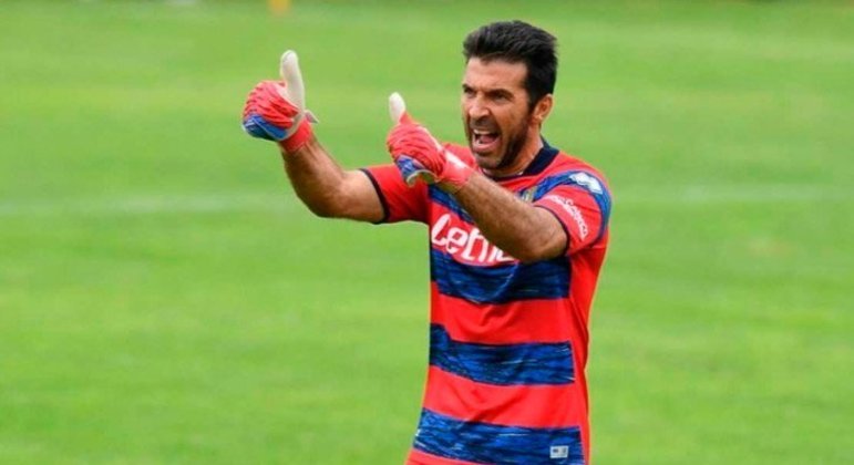 Gianluigi Buffon - O lendário goleiro italiano iniciou sua carreira no Parma, onde ficou de 1994 até 2002. Próximo da aposentadoria, o goleiro retornou ao clube, onde deve encerrar a carreira