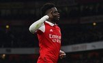 10º) Bukayo SakaAtacante do Arsenal tem apenas 21 anos e foi um dos destaques da Inglaterra na Copa do Mundo do Catar. Atualmente, o jogador vale 98 milhões de euros, equivalente a R$ 548 milhões