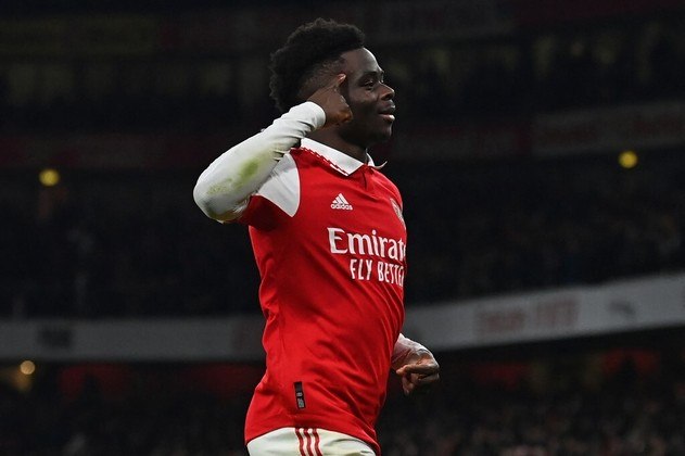 10º) Bukayo SakaAtacante do Arsenal tem apenas 21 anos e foi um dos destaques da Inglaterra na Copa do Mundo do Catar. Atualmente, o jogador vale 98 milhões de euros, equivalente a R$ 548 milhões