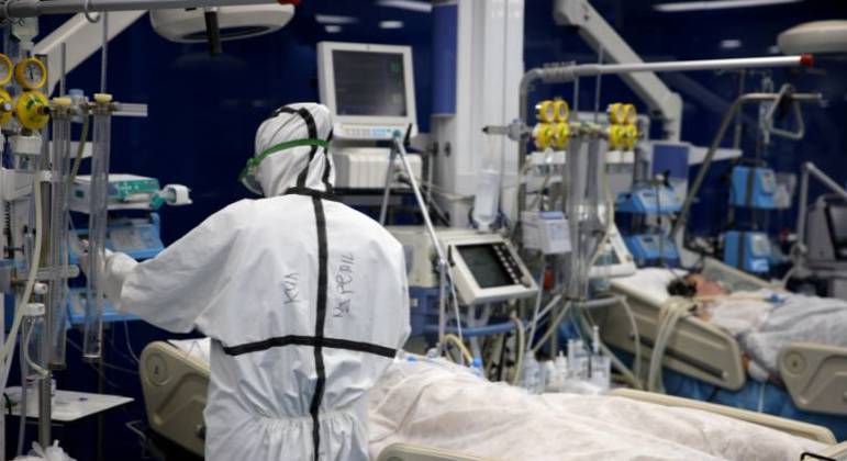 Médico atende pacientes infectados pela Covid-19 na UTI de um hospital na Bulgária