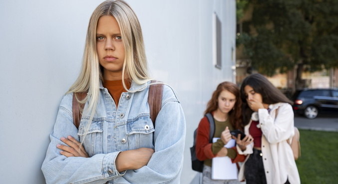 Na época da escola, jovem sofria com mentiras e bullying de ex-amiga 
