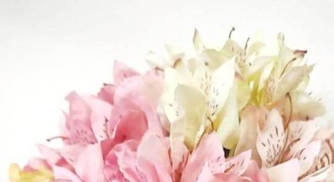 Buquê de astromélia em tons claros