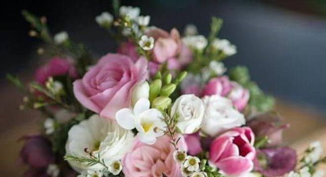 Buquê de flores de casamento com tulipas e rosas