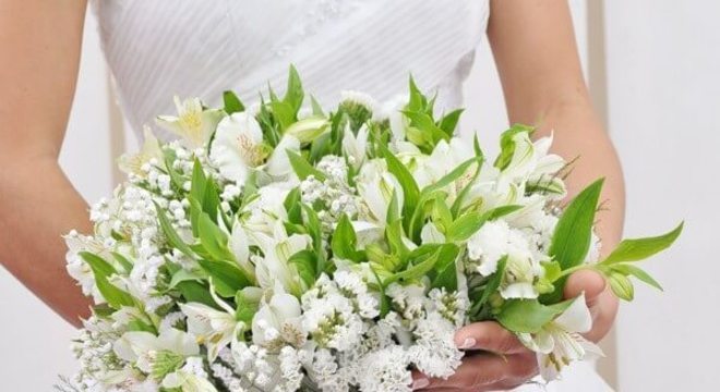 Buquê de noiva de astromelia branco