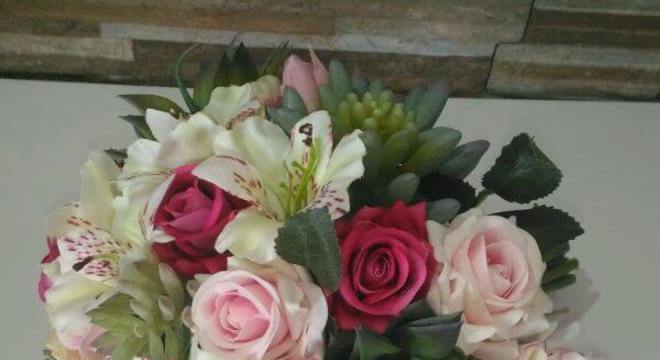 Buquê de suculentas, astromélias e rosas
