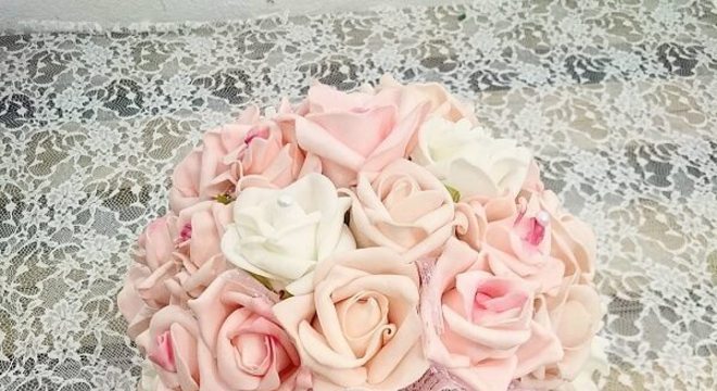 Buquê delicado feito com flores de EVA