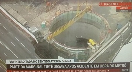 Imagem do buraco mais de duas horas depois do acidente.  E o "urgente" lá