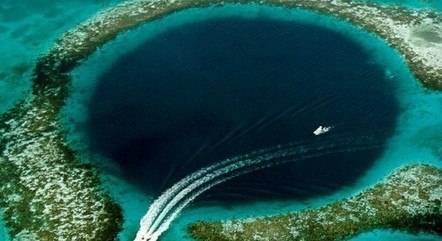 Formação geológica é similar a esta, um famoso buraco azul em Belize