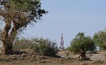 Os trabalhos de perfuração estão sendo realizados em Taklamakan, o segundo maior deserto de dunas do mundo, situado na região autônoma uigur de Xinjiang, no noroeste do território chinês