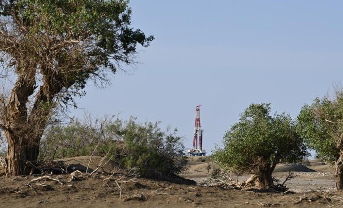 Os trabalhos de perfuração estão sendo realizados em Taklamakan, o segundo maior deserto de dunas do mundo, situado na região autônoma uigur de Xinjiang, no noroeste do território chinês