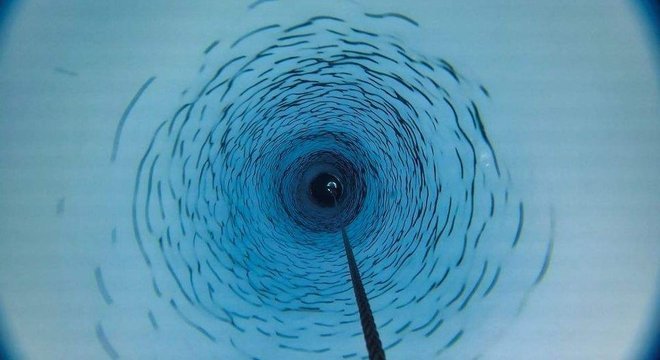 Buraco feito no gelo pela expedição