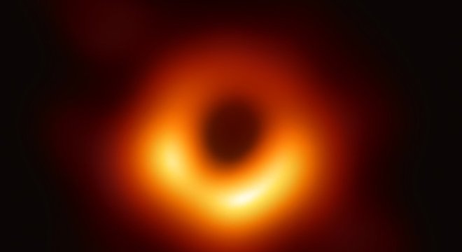 Rede de oito telescópios pelo mundo registrou a primeira imagem de um buraco negro
