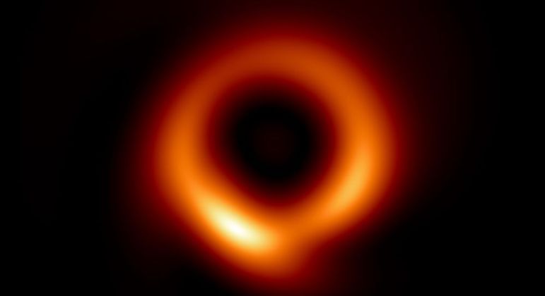 A nova e melhorada foto do buraco negro que está a 55 milhões de anos-luz da Terra