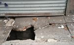 Um homem despencou em um buraco de 4,5 m em uma calçada de Nova York e quase foi devorado por ratos