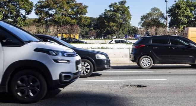 Buraco é registrado na marginal Tietê, uma das principais vias de São Paulo
