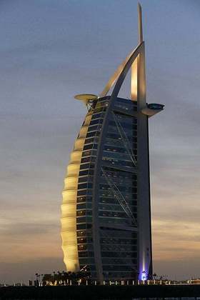Burj Al Arab - Emirados Árabes - O luxuoso hotel construído sobre uma ilha artificial de vidro de 280 metros fora da praia de Jumeirah, em Dubai, tem estrutura de concreto e três níveis no subsolo. Seu formato lembra a vela de um dhow, um tipo de barco Árabe. 