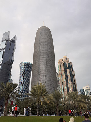 Burj Doha - O arranha-céu de 238 metros na West Bay tem 46 andares acima do solo e três abaixo (atrás, à esquerda, o 