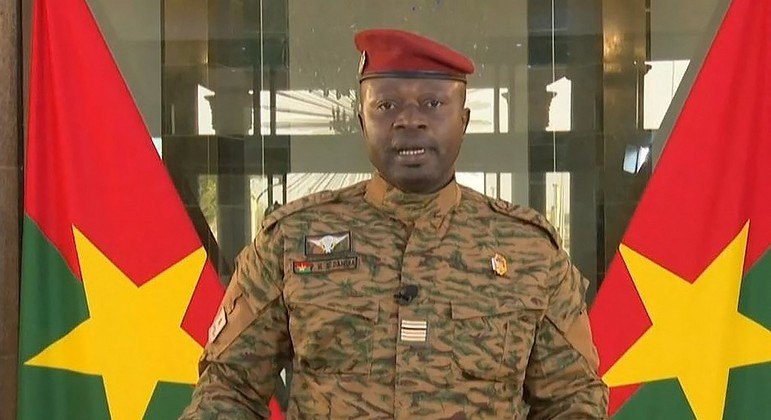 Tenente-coronel Paul-Henri Sandaogo Damiba assume o poder em Burkina Faso