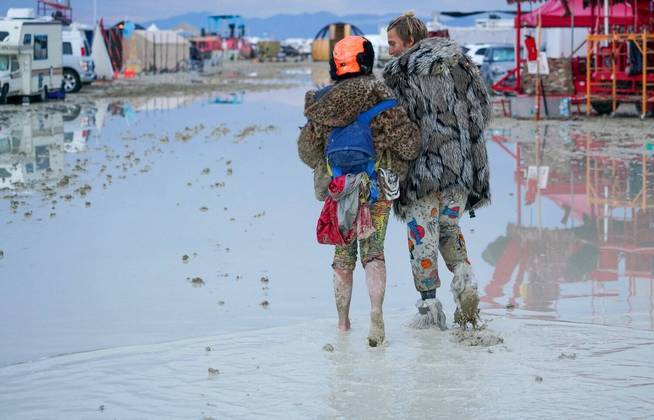As coisas não andam bem na edição mais recente do Burning Man — um festival nos Estados Unidos conhecido pelas esquisitices e artes gigantescas feitas no meio do deserto escaldante de Nevada. Mas em 2023 o evento será lembrado pelo caos absoluto instalado na região, com mortes, doenças e mais de 70 mil pessoas ilhadas por causa de uma tempestade