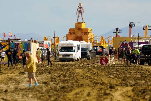 Após o evento climático insano, que criou uma lama espessa difícil de enfrentar mesmo com veículos, a direção do evento orientou os participantes a permanecer no local e estocar comida e águaClique e veja imagens de uma edição 