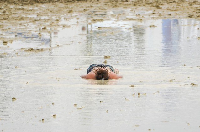 Os problemas começaram após fortes chuvas castigarem o local onde as dezenas de milhares de participantes se reúnem e montam uma 