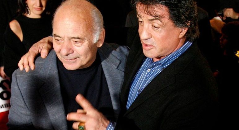 O ator Burt Young ao lado de Sylvester Stallone no lançamento de 'Rocky Balboa', de 2006