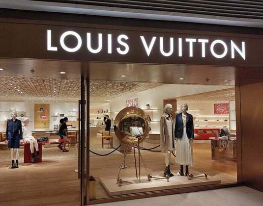 Buscando aproveitar essa representatividade, a Louis Vuitton a convidou para se apresentar no encerramento de um desfile de moda em Paris e Winehouse embolsou um milhão de dólares. 