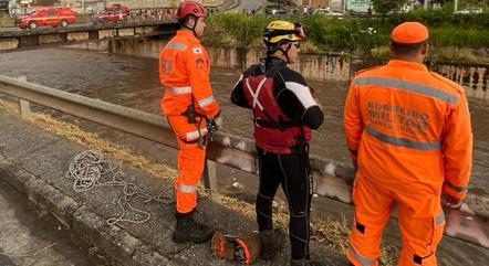 Homem desaparece após cair no rio Arrudas durante temporal em Belo Horizonte
