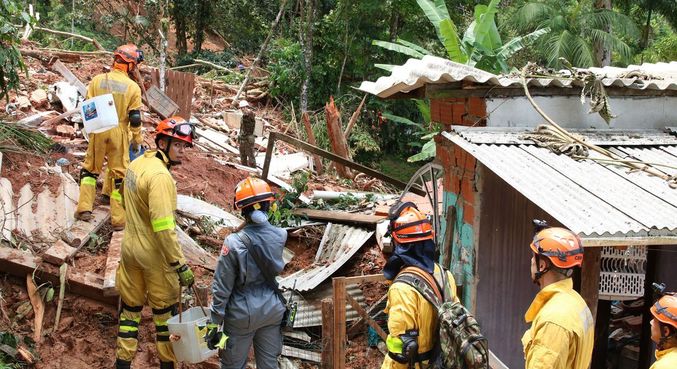 Mais de 60 pessoas morreram em deslizamentos de terra no litoral norte