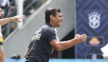 Após vitória do Santos, Bustos exalta o time e reclama de pênalti