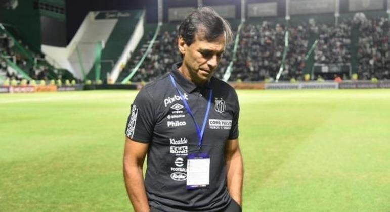 Desde que assumiu, Bustos tinha a promessa de grandes reforços. Eles não chegaram. E ele foi demitido