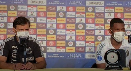 Fabián Bustos e Bryan Angulo em entrevista coletiva