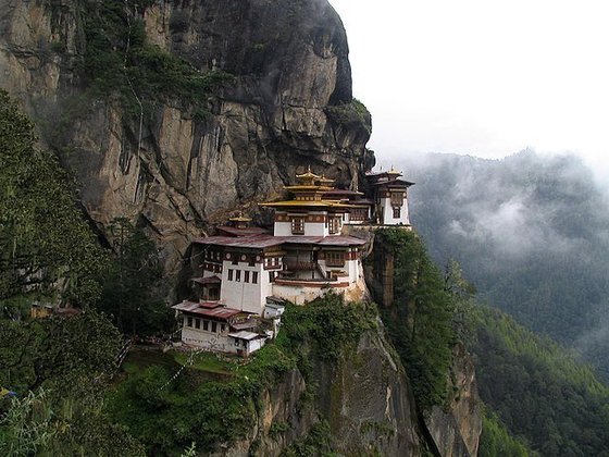 Butão - É um reino budista no extremo leste do Himalaia. Tem fortalezas, montanhas íngremes, vales  e mosteiros. Entre eles, o mosteiro de Taktsang (o 