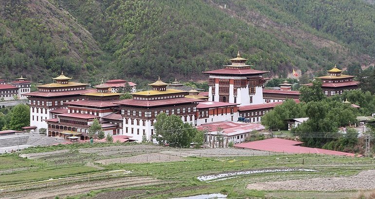 Butão - Monarquia Constitucional Parlamentarista.  Rei Jigme Khesar.  Primeiro-ministro  Lotay  Tshering.  População: 831 mil.  Capital Thimphu. Na foto, Palácio Dechencholing, do governo