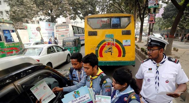 Escoteiros distribuíram panfletos para conscientizar os motoristas em Dacca