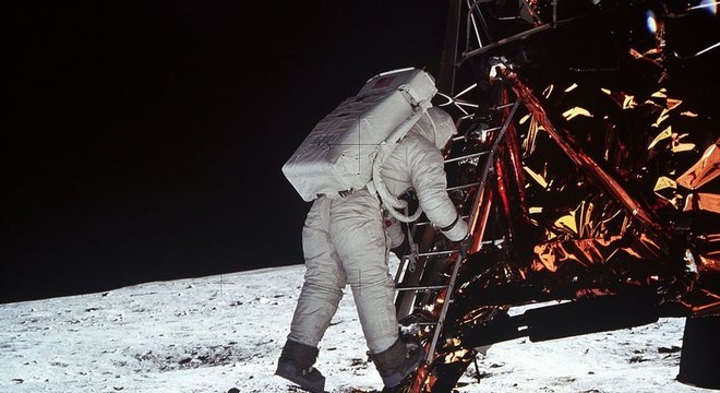 Buzz Aldrin descendo do módulo lunar; os trajes da época davam pouca mobilidade aos astronautas