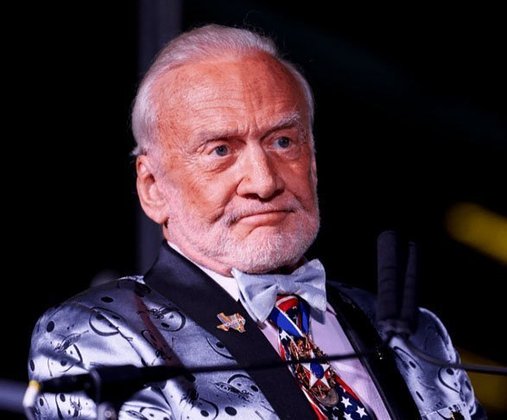 Buzz Aldrin está com 92 anos. 